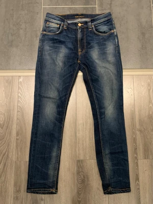 Nudie Jeans Lean Dean - Tjena, Säljer dessa skit snygga nudie jeans i modellen Lean dead med en ultimate fade i marin blå finns dok en liten reva under bakre fickorna, annars är resten av jeansen i mycket bra skick