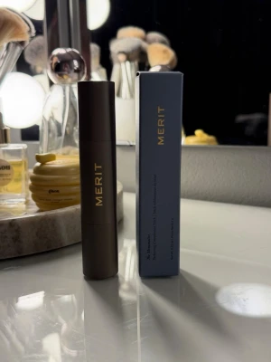 Merit ”The minimalist” - foundation stick ceramic - Säljer ett foundation stick från Merit i nyansen ceramic. Sticket heter ”The minimalist”. Perfekt produkt för att täcka mindre ytor till exempel röda områden. Köptes på Sephora i mars. Nypris 599 kr. Hör gärna av dig vid frågor❤️