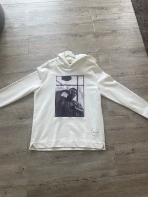 Vit Limitato hoodie  - Fick den i present men den passade ej. Har aldrig använt och prislappen är på. Storlek L. Nypris 2995 