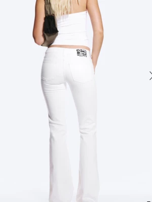 Vita Cheap Monday jeans - Superfina jeans från cheap monday men kan tyvärr inte ha kvar de då de är för små! Men är utan defekter och i storlek 25/34!💕