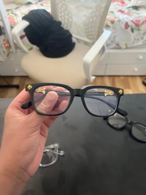 Blåljus glasögon  - Pris - 225kr (kan diskuteras)  Skyddar ögonen från skärm användning samtidigt som de är också en väldigt snygg accessoar.  Kan postas på samma dag om jag hinner ☺️  ♦️Glasögonen är perfekt för er som sitter vid en data ofta. Eller om ni vill helt enkelt se fina med de.  OBS! Finns bara de Svarta med Guld detaljer kvar. Hör av er vid intresse 😉 