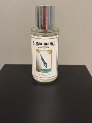 ALIMARIN 15.0 Extrait de Parfum 50ml - Säljer min ALIMARIN 15.0 inspirerad av Afternoon swim från One Bold Chemist. Passar perfekt nu till sommaren väldig fräsch doft. Har sprejat max 10 gånger ungefär 
