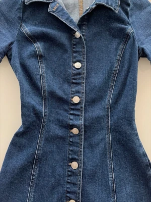 jeansklänning från Zara - Säljer min jeansklänning från Zara eftersom jag har slutat använda den. Priset kan diskuteras 🤍 Vid frågor är det bara att skriva till mig i DM, jag svarar alltid. Välkomna att höra av er ✨