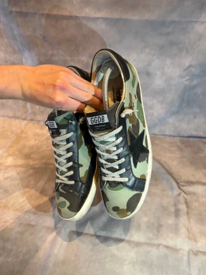 Golden goose skor - Tjo, säljer dessa limited edition Golden Goose i färgen camo - perfekt för sommaren och jätte fräsch skick - size 44, går för 6000kr nya - mitt pris= 2499kr - STEAL