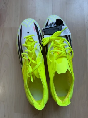 Adidas gula fotbollsskor med dobbar - Brand new 43 1/3. I have the sole also