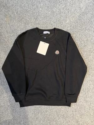 Moncler black sweater - Size M, fits 100% true to size. Just like new, never worn. Feel free to ask questions. Yes we ship to sweden and other countries too.