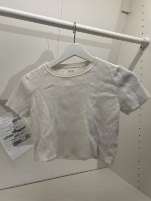 Crop top från Zara - Ribbad crop top från Zara i storlek 152. 
