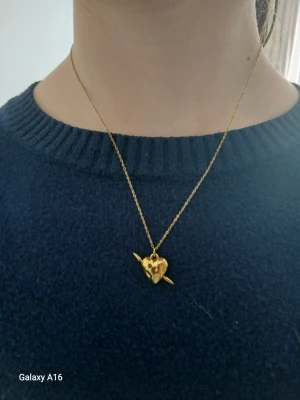Hjärta med pil guld halsband - Säljer min halsband eftersom den kommer inte till användning💗 Mycket bra skick, har några repor som visas på bilderna Kedjan är 40 cm lång med 5 extra cm Hör av dig vid frågor eller funderingar