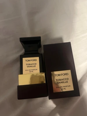 Tom Ford Tobacco Vanille 30ml parfym - Tom Ford Tobacco Vanille Eau de Parfum 30 ml. Den är helt ny har använt 3 gånger perfekt för dig som vill få tjejer efter dig och vill märkas  lite mer