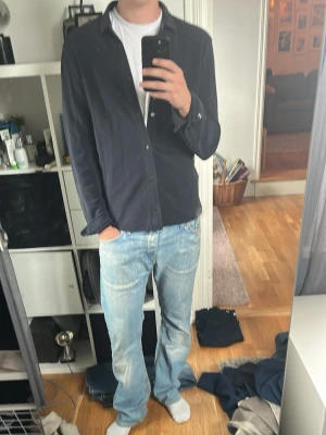 Samsoe samsoe overshirt  - En riktigt snygg mörkblå skjorta/lätt overshirt ifrån samsoe samsoe. Den är perfekt till sena sommarkvällar och passar perfekt till alla outfits