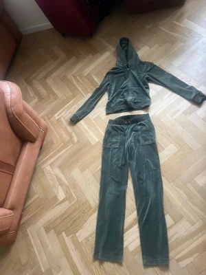 Grön juicy couture  - Knappast använd( saknar band vid byxorna), jätte fin inga slitage eller större skador
