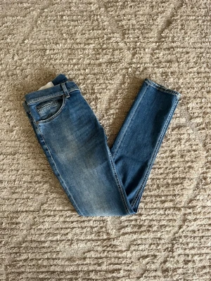 Dondup George jeans  - Säljer nu dessa otroligt fina Dondup George jeans i den nyaste årsmodell nypris 4000kr nypris. Inga skador eller defekter 9/10. Midja:40cm. Lår:23cm. Ytterlängd:101cm. Innerlängd: 80cm