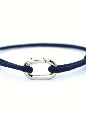 Marinblått armband med silverfärgat spänne - Stilrent armband med marinblått snöre och ett ovalt, silverfärgat metallspänne. Perfekt accessoar för en modern och minimalistisk look. Passar både till vardagsoutfits och mer dressade stilar.