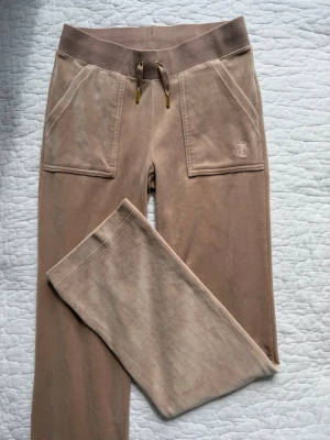 Juicy couture byxor - mjukisbyxor från Juicy Couture. Perfekta för en chill och trendig look. Byxorna är oanvända, de ligger i flyttlåda så jag skickar inte fler bilder. 