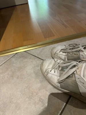 Valentiono skor - Snygga valentinos med grå detaljer . Skorna har en stilren design med snörning och paneler i läder. Dom är ganska andvända men går att rengöra.