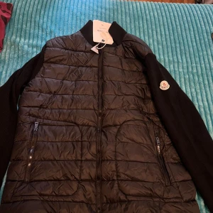  Moncler cardigan svart - Moncler cardigan som är i bra skick ingen skador men tecken på användning 