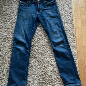 Jacob Cohen jeans - Snygga och sköna jeans från Jacob Cohën i modellen Bard (688). I mycket bra skick. Originallappar, påse och tillbehör (näsduk och tråd) medföljer🇮🇹
