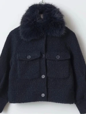 Meotine liknande - Snygg mörkblå cardiganjacka från Gina som liknar meotine och säljs inte mer i gina och passar i dig som använder Storlek S,XS och kanske M❤️