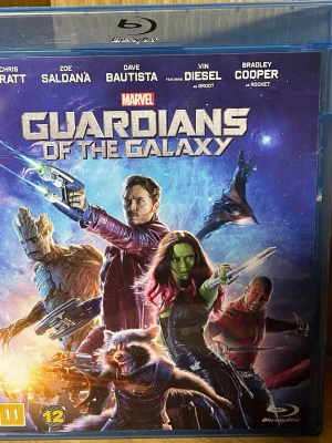 Guardians of the Galaxy Blu-ray - Blu-ray-utgåva av Marvels Guardians of the Galaxy. Omslaget har färgstark sci-fi-design med karaktärer och rymdmotiv. Innehåller 1 skiva med extramaterial som borttagna scener och kommentarspår. Text på svenska, danska, norska och finska.