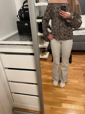 Offshoulder topp - Trendig offshoulder topp med leopardmönster. Toppen har långa ärmar och en lös passform som ger en avslappnad men snygg look. Kan även vara på de två sätten som på de 2 sista bilderna. Perfekt nu till sommaren! Passar XS/S.
