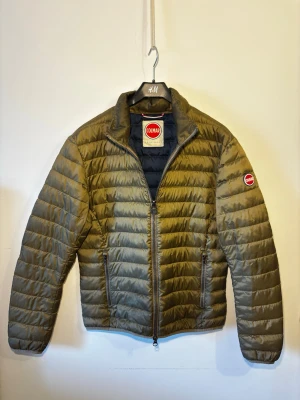 Colmar  Jacka  - Skick: 8/10 med liten lagning som knappt syns men visas på sista bilden, därav det låga priset | Nypris +- 5000 sek | Storlek S/M I Hör gärna av dig om du har nagra fragor!