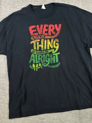 Vintage Bob Marley Graphic Tee XXL - Vintage Y2K Bob Marley tee with “Every little thing is gonna be alright” print 🌈 classic reggae vibes in Rasta colors. Clean everyday piece, slightly oversized fit.  Measurements (cm): p2p 62, s2s 60, length 74, hem 64 – measure your favorite tee to compare fit.  Good used condition, light fade from wash gives it a nice worn look.
