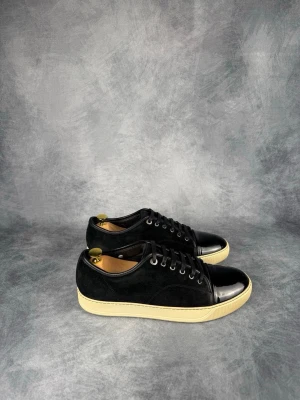 Lanvin DBB1 Patent Captoe Sneaker - Skick: 9/10, väldigt fint skick utan några defekter | Ingår: skorna 😊 | Nypris +- 5000 sek | Sjukt stilrena och perfekta nu till våren och sommaren! | Hör gärna av dig om du har några frågor! 🍾🍾