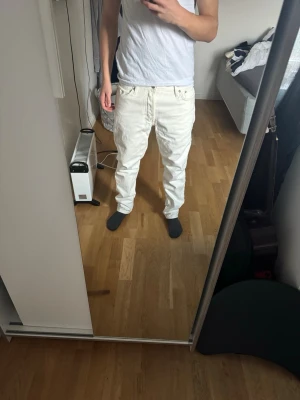 Jack and Jones jeans - Riktigt schyssta sällsynta vita Jack and Jones jeans i helt nytt skick, aldrig använda med prislapp kvar, en skön lite mer loose fit som kan användas varje dag!!!