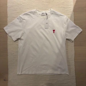 Ami Paris T-shirt - Ami Paris T-shirt in colour white. Never worn, amazing quality! Size fits M. Ask for more pictures or anything! SHIPPING IN 24H📦
