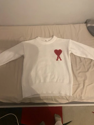 Ami Paris  - Säljer en ami Paris vit tröja storleken är M men kan passa S eftersom jag köpte den från plick vet jag inte om den är äkta eller inte 