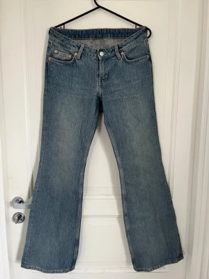 Blå bootcut jeans från Weekday - Jättesnygga blå bootcut jeans med lätt tvättad finish från Weekday🤍🤍Storlek 27/32. Använd fåtal ggr, inga defekter. Skriv gärna om de finns några frågor eller funderingar!