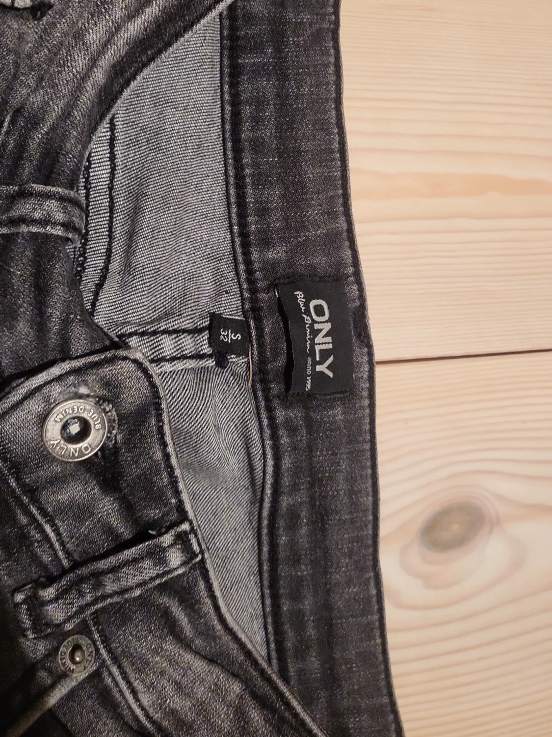 Svarta croppade jeans från Only - 2