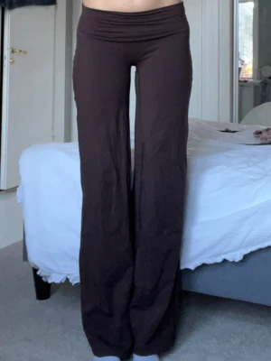 low waist yoga pants - core straight leg pants i färgen espresso från flexwear.no, storlek s/long passar även xs och passar mig bra i längden som 172cm lång. jätteskönt material, såå snygga!!! är använda fåtal gånger, nypris ca 700kr. 
