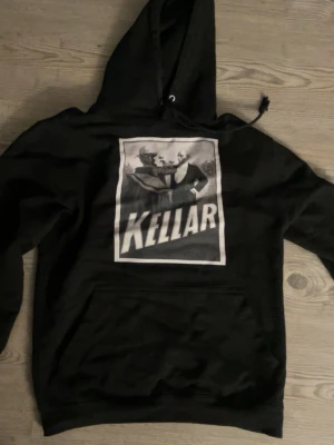 The Cool Elephant hoodie  - Svart hoodie från The Cool Elephant med ficka framtill och huva. Snygg och passar till allt 