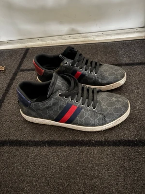 skor - Extremt feta skor som är helt perfekta och snygga. skicket är sådär finns ett fåtal defekter men skon har fortfarande mycket att ge. därav priset.Kommer självklart att tvättas före försäljning 