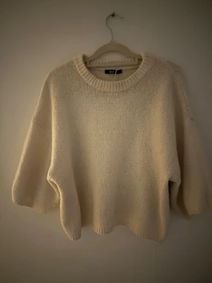 Vit sto kad trekvart tröja - Super mysig stickat tröja från Gina💕