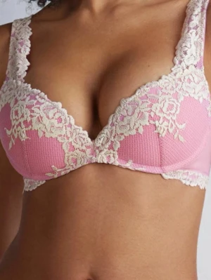 Rosa intimissimi bh - Söt rosa bh med vadderade kupor och vacker cremefärgad spets i blommönster längs kanterna och axelbanden. Bh:n har bygel för extra stöd och breda axelband för bekväm passform. Materialet är en mix av mjuk textil och spetsdetaljer.