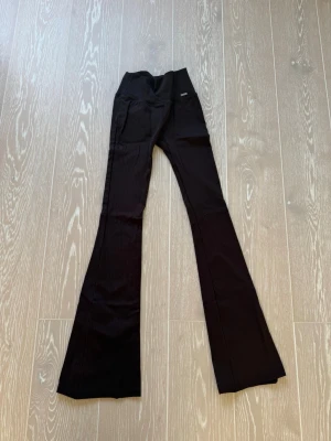 Yoga byxor - Säljer dessa bruna ribbade yogabyxorna från aimn i storlek XS💕💕 knappt använda!!