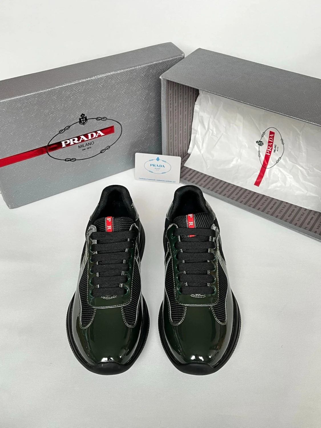 Mörkgröna sneakers från Prada - 2