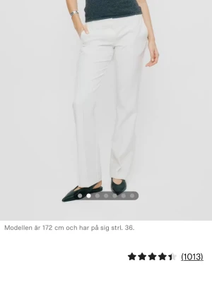 Vita flare kostymbyxor - Säljer ett par vita kostymbyxor med flared passform och låg midja. Endast använt en gång säljer då de tyvärr är lite korta för mig som är ca 174. Helt nyskick💕