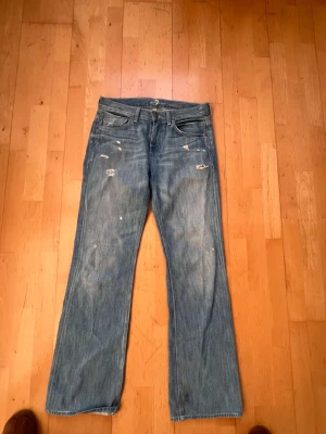 Blå bootcut jeans från  7 for all mankind  - Säljer ett par blå bootcut jeans från   7 for all mankind. Säljer för en dyrare peng då jag är osäker om jag vill behålla eller inte💖