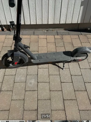 Grå elsparkcykel från Razor - Säljer en grå elsparkcykel från Razor med robust ram i metall och bred fotplatta. Elscootern har svarta handtag, stora hjul och stöd. Perfekt för att ta sig runt i stan på ett smidigt sätt. Laddningsuttag och reflex bak. SKICKAR EJ VARAN!