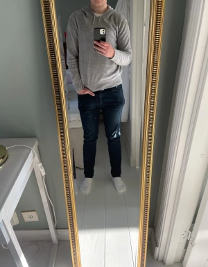 Grå Cashmere hoodie  - Säljer en grå hoodie i cashmere från märket sayless perfekt till en grich outfit säljer på grund av att den är för kort nypris 800 mitt pris 450