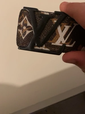 V belt  - V bälte ganska ny köptes för 1 månader sen fin och passar med alla kläder. 