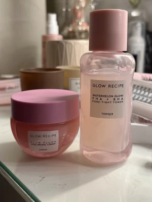 Glow Recipe Watermelon kitt - Glow Recipe Watermelon Glow PHA + BHA Pore-Tight Toner i en genomskinlig rosa glasflaska med skruvlock. Tonern har en lätt rosa ton och är perfekt för dig som vill ha en fräsch och återfuktande bas i din hudvårdsrutin. Kommer även med plump plump crème som endast är använd 3gng orginal pris på båda: ca 499kr  