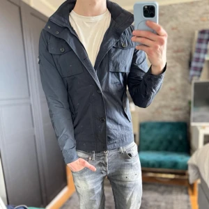 J.lindeberg field jacket - Mycket bra skick, skötsellappen är avklippt men annars inget! Passar dig som är mellan 175-185cm ungefär. Nypris ca 3000kr. Modellen är 185 cm, 75kg. Passar bra nu till våren! Skriv för mer information!🤝