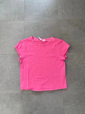 Rosa croppad t-shirt - Kort tajt skrikrosa tröja.🩷 storlek: XS ganska liten i storlek 