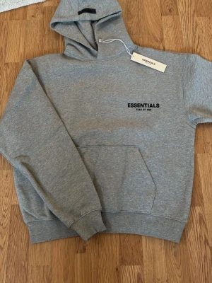 Grå Essentials Fear of God hoodie - Helt ny äkta aldrig använd köpt från sneaks
