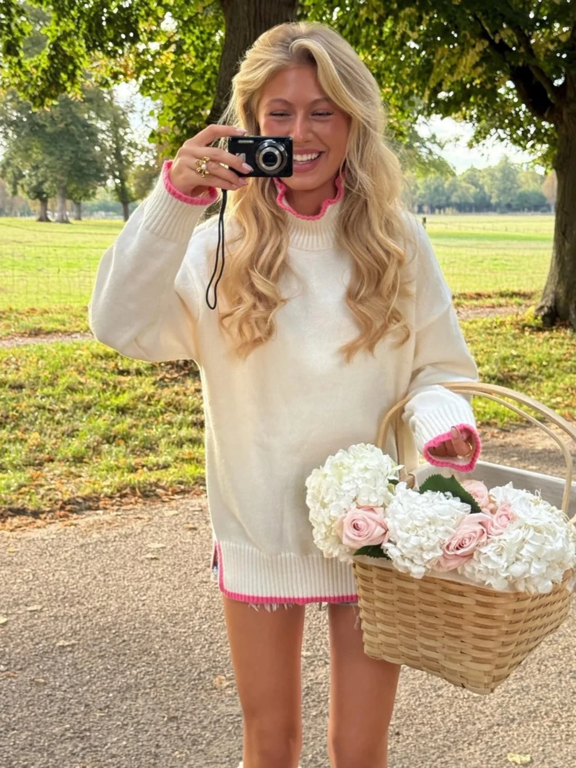 Vit stickad tröja med rosa detaljer - 1