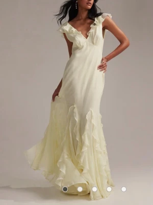 Ljusgul balklänning från Asos - Superfin ljusgul balklänning från Asos!! Helt ny och lappen finns kvar (se sista bilden). Säljer då jag hittade en annan klänning. Priset kan diskuteras! Nypris 1569🌟